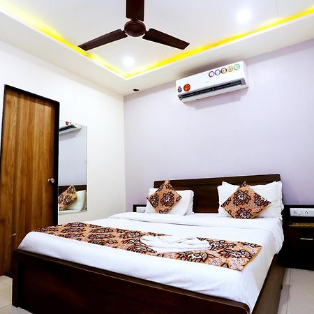 Hotel Blue Leaf Rajkot Buitenkant foto