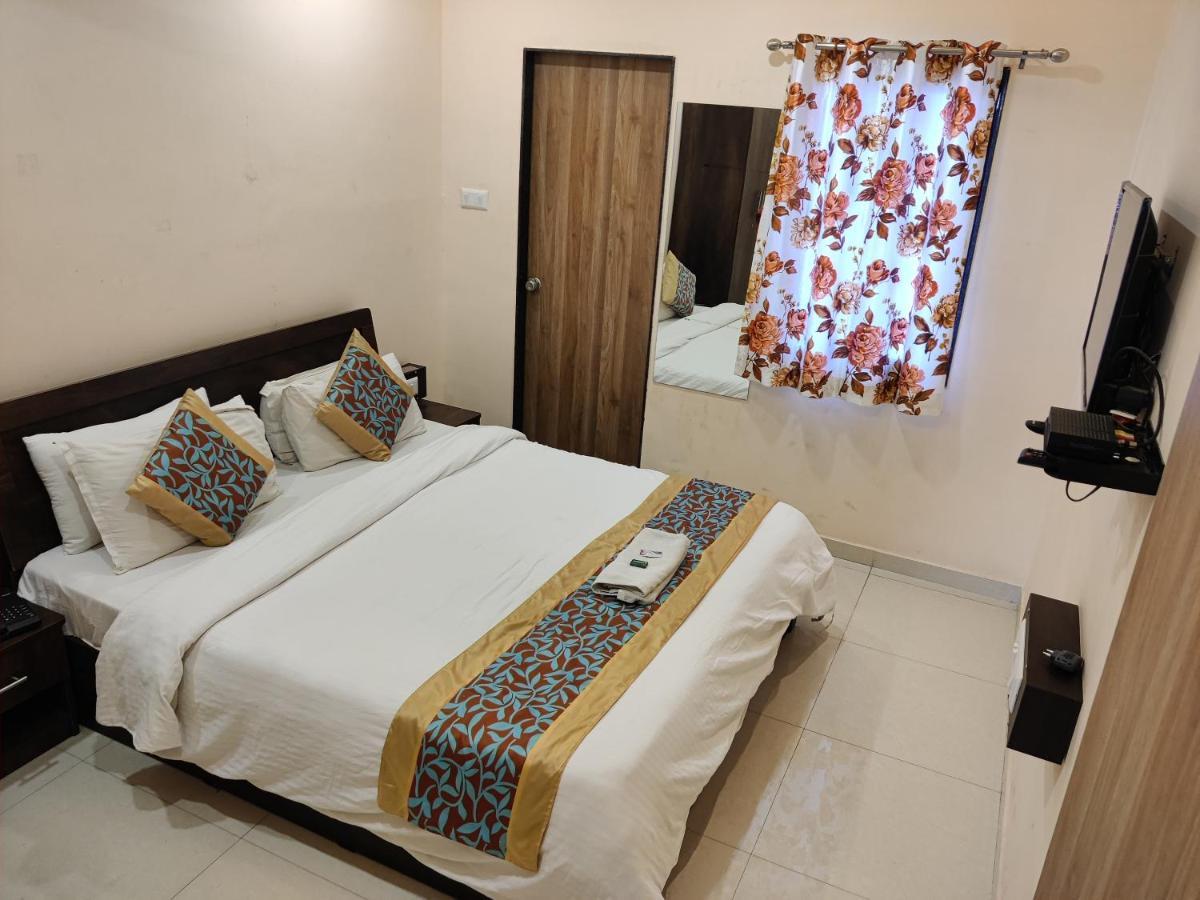 Hotel Blue Leaf Rajkot Buitenkant foto