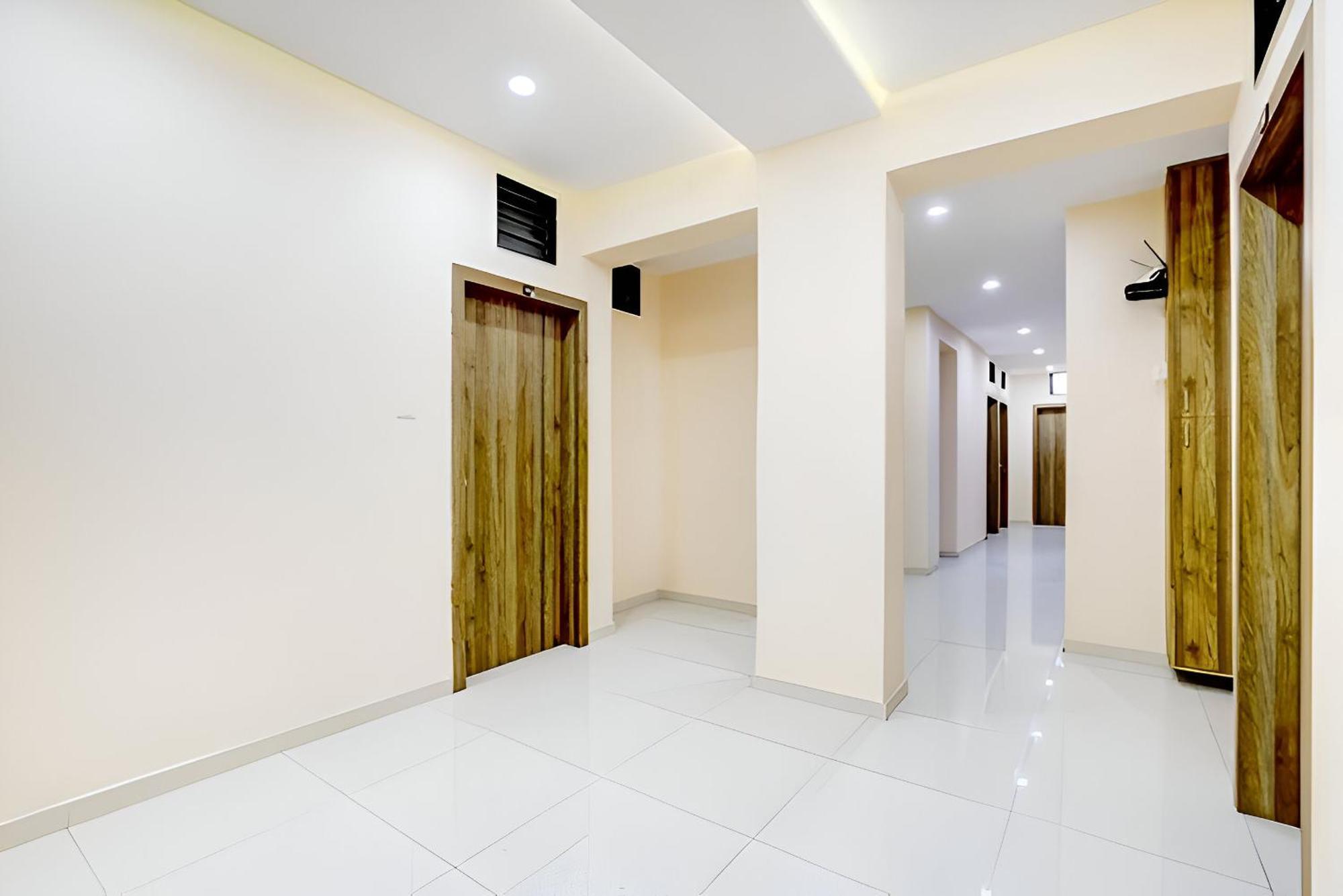 Hotel Blue Leaf Rajkot Buitenkant foto