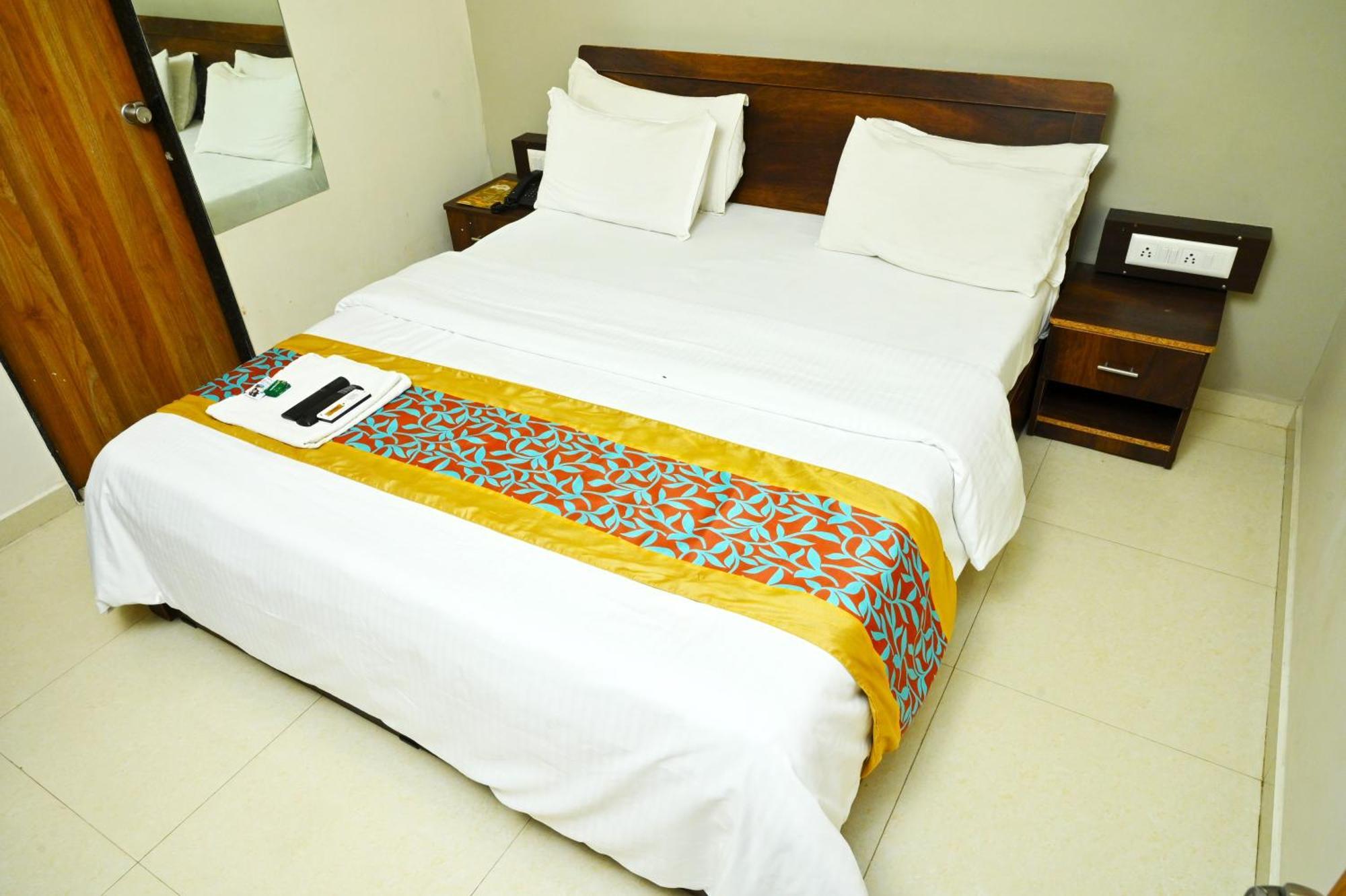 Hotel Blue Leaf Rajkot Buitenkant foto