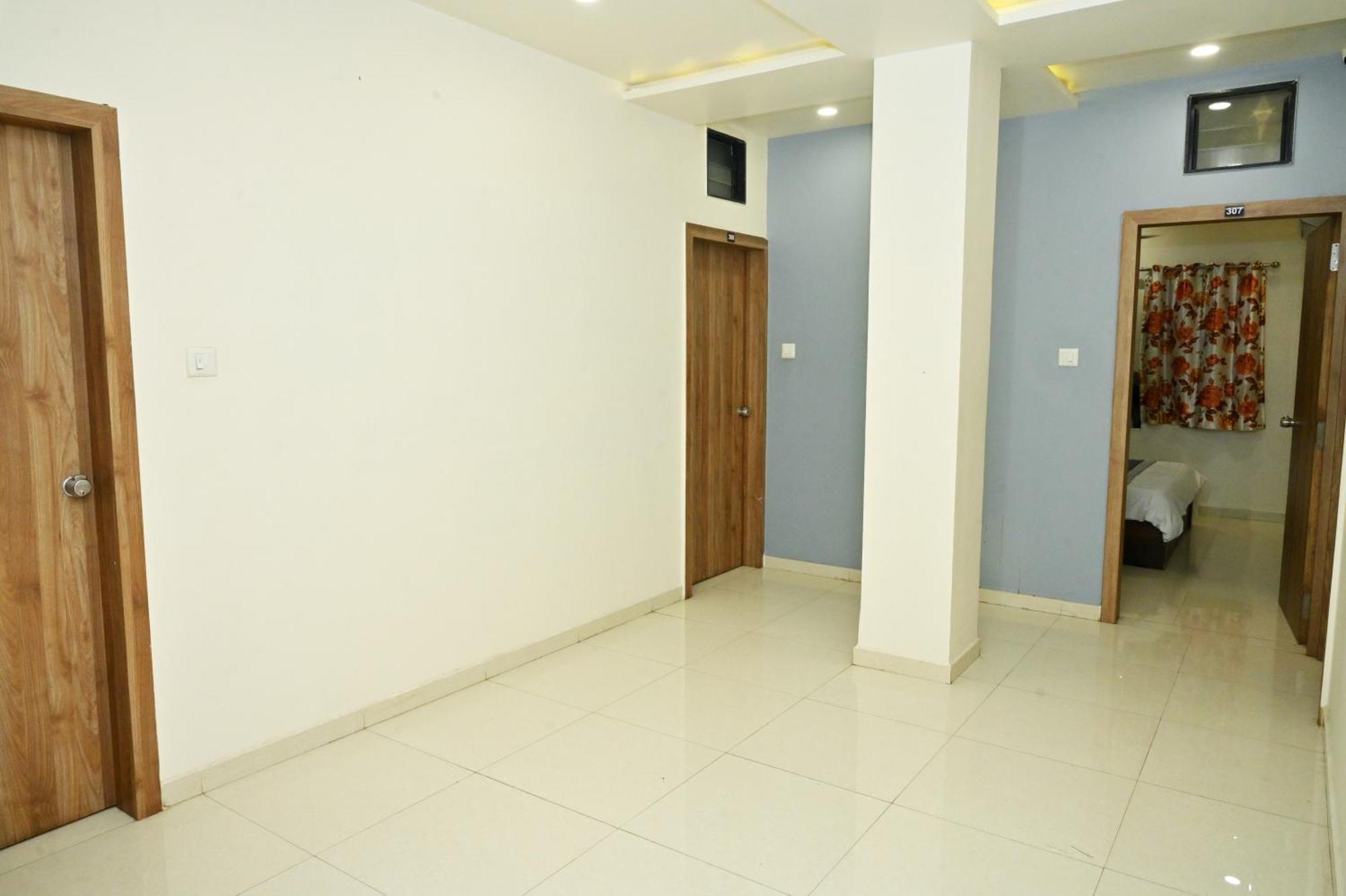 Hotel Blue Leaf Rajkot Buitenkant foto