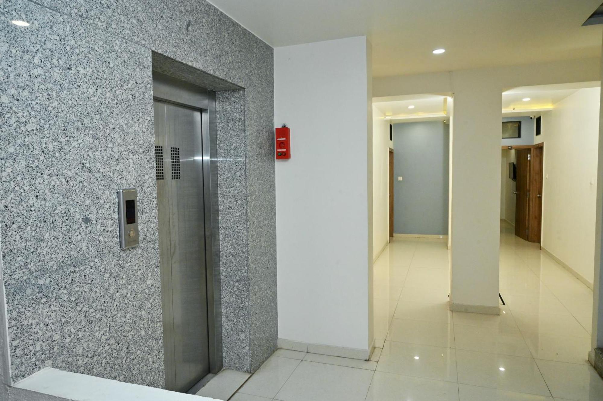 Hotel Blue Leaf Rajkot Buitenkant foto