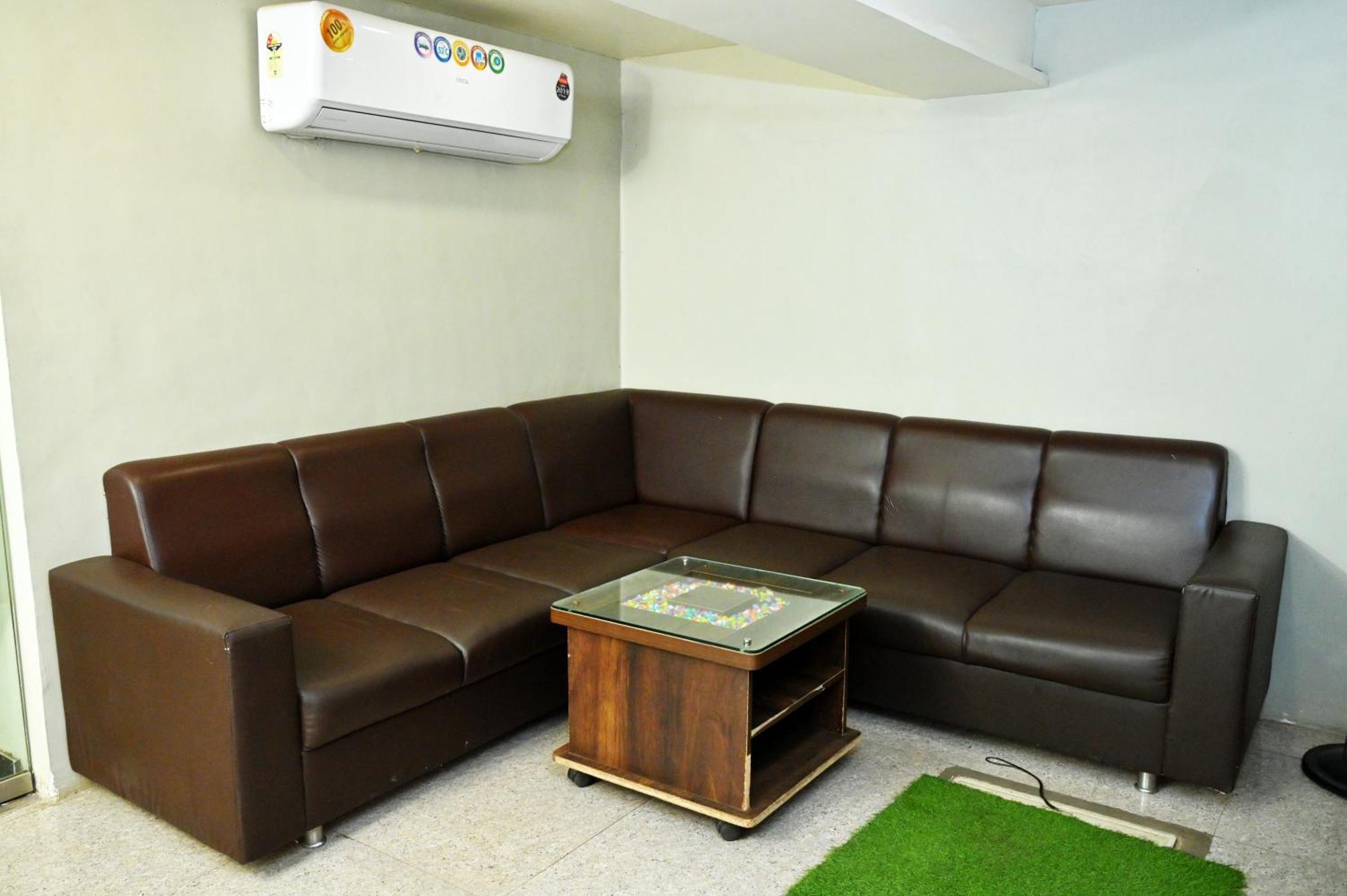 Hotel Blue Leaf Rajkot Buitenkant foto