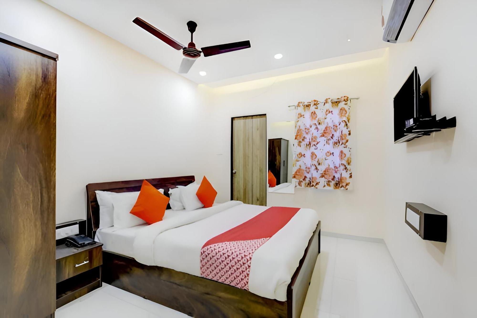 Hotel Blue Leaf Rajkot Buitenkant foto