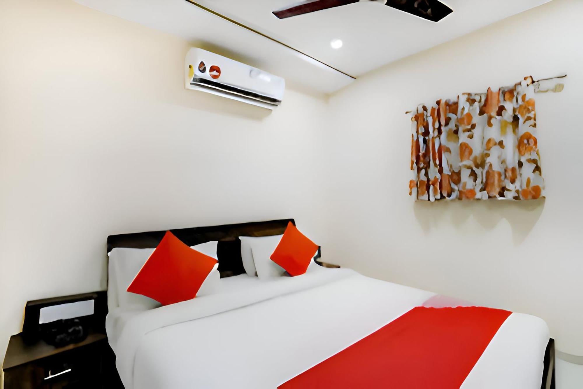 Hotel Blue Leaf Rajkot Buitenkant foto