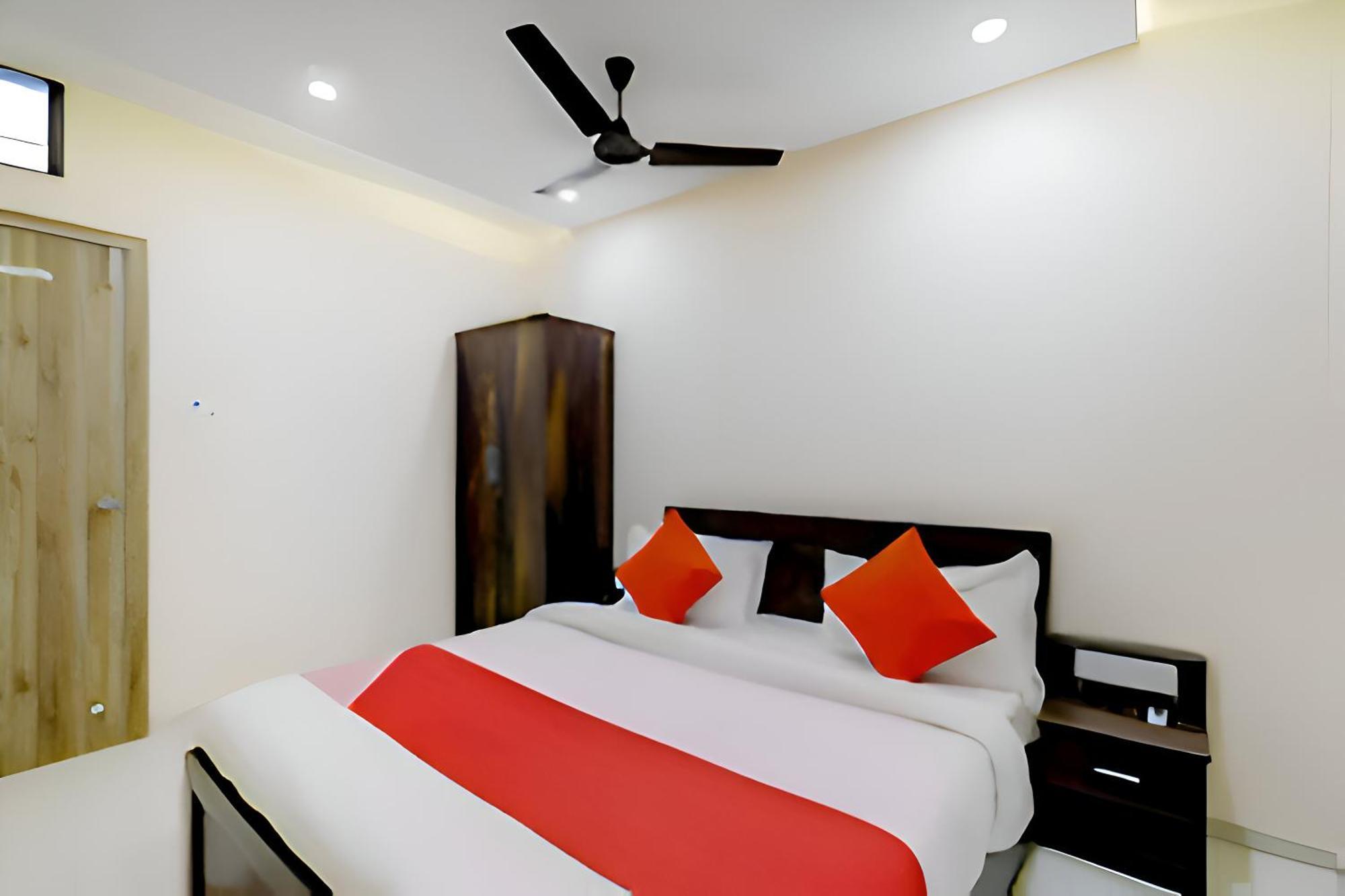 Hotel Blue Leaf Rajkot Buitenkant foto