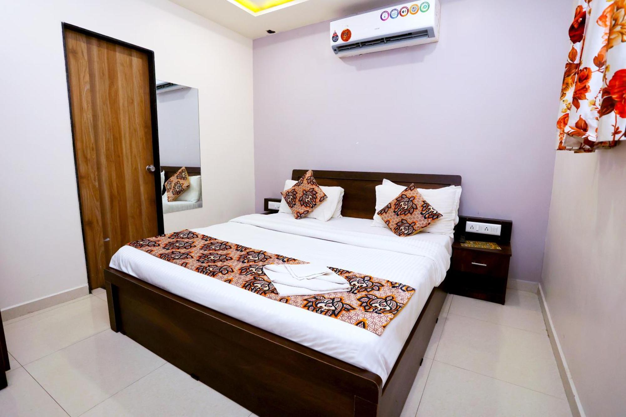 Hotel Blue Leaf Rajkot Buitenkant foto